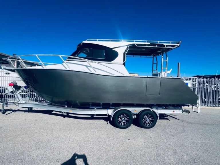 Plate aluminium centre console with a T-top on a tandem trailer