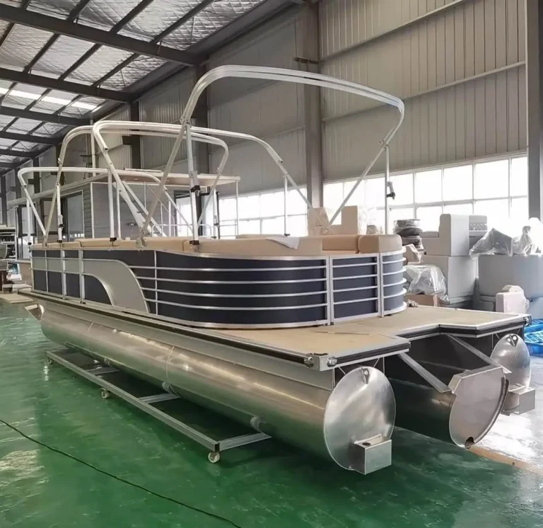 Aluminium pontoon boat with folding bimini frame
