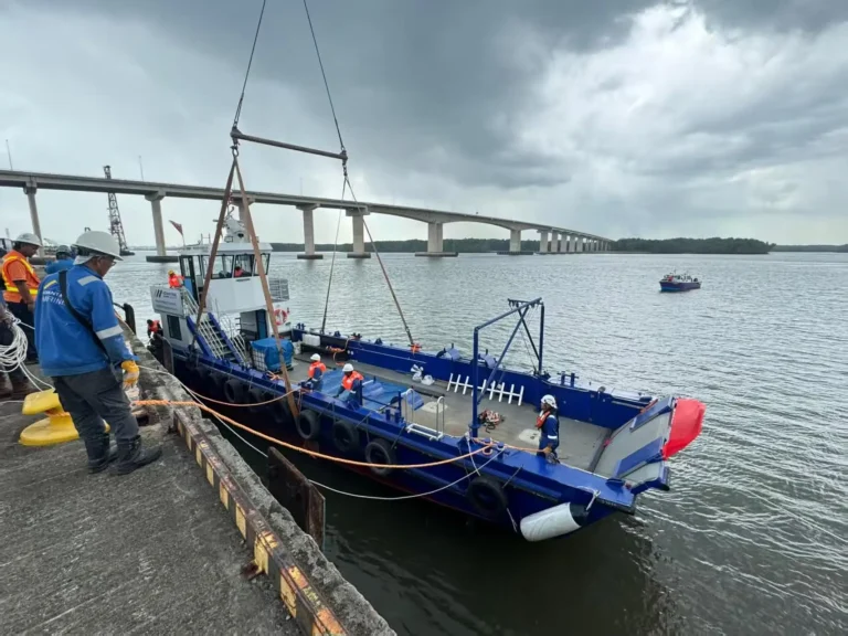 Blue plate aluminium work boat alongside a wharf