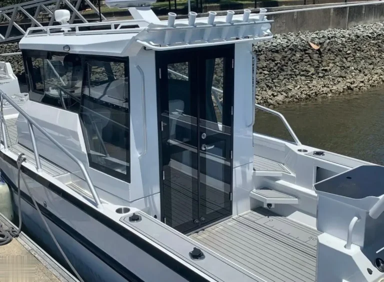 Cabin door and side deck of a plate aluminium boat