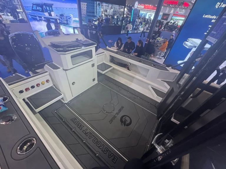 Console and dash inside a plate aluminium wheelhouse