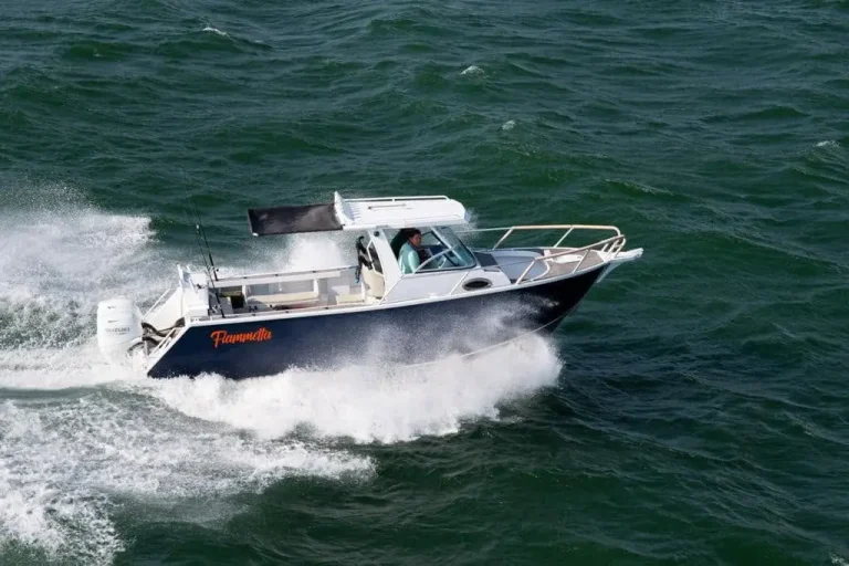 Hardtop plate aluminium boat turning at speed offshore
