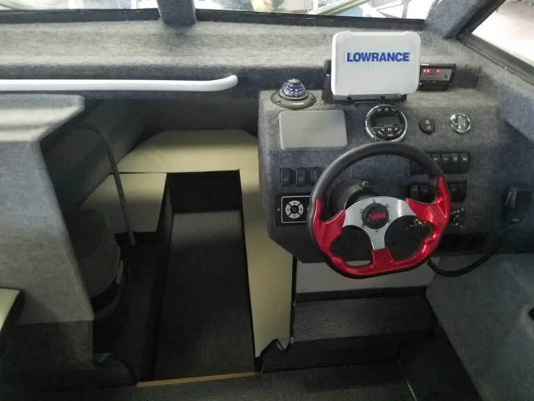 Helm with chart plotter and sports wheel