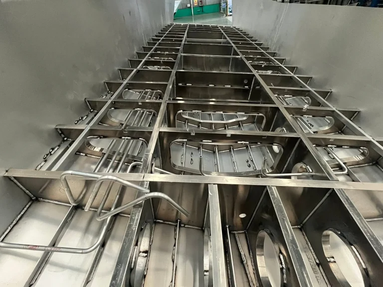 Hull framing and stringers inside an aluminium vessel