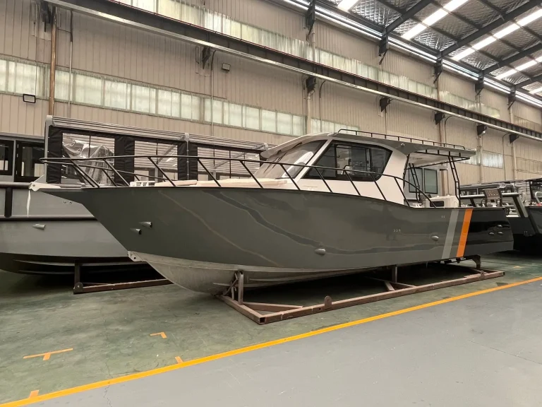 Long plate aluminium work boat in the factory