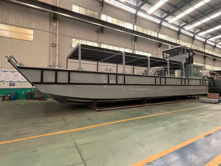 Long plate aluminium work boat in the factory