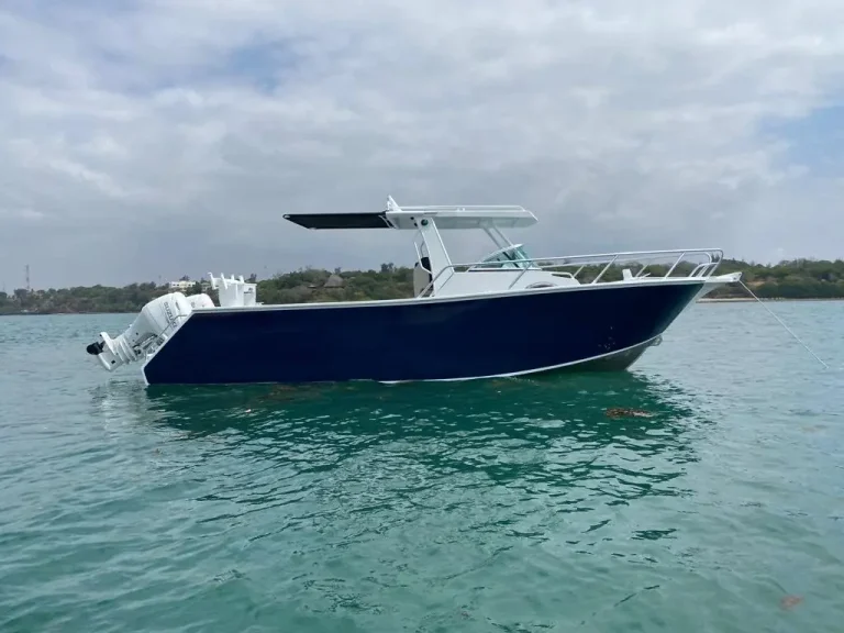 Navy plate aluminium centre console on flat water