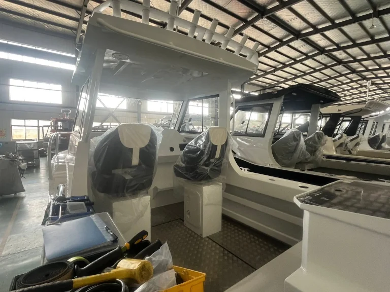 Outboard and transom during rigging