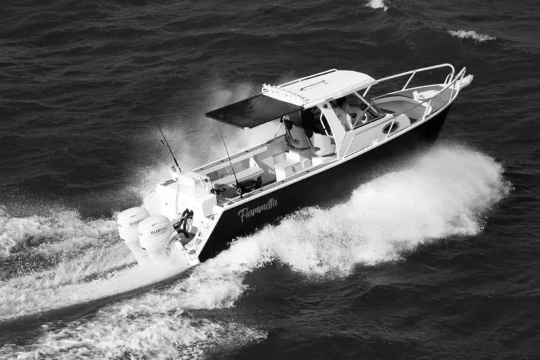 Plate aluminium cabin boat running through open water