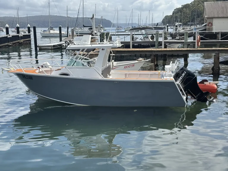 Plate aluminium centre console moored at a marina