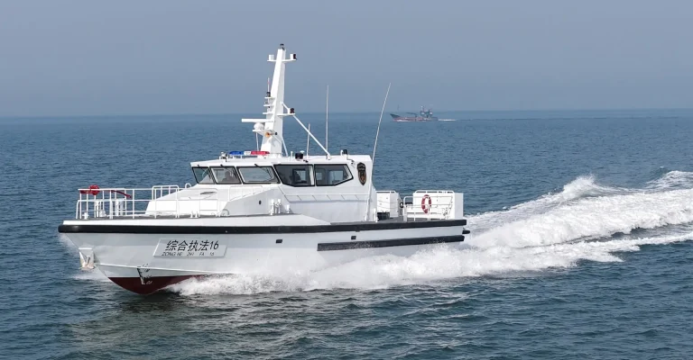 Plate aluminium crew transfer vessel under way