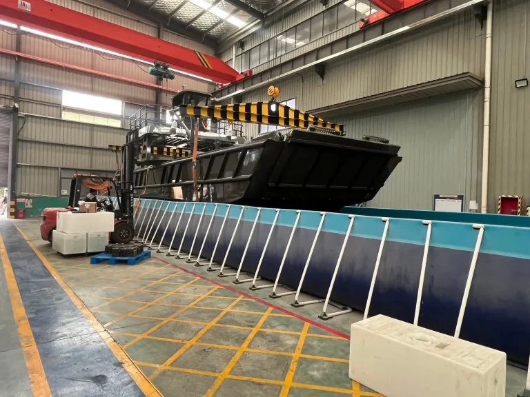 Plate aluminium hull in the test tank