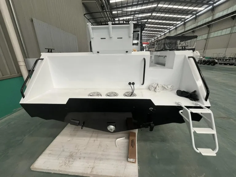 Plate aluminium hull section with boarding ladder