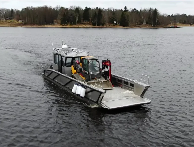 Plate aluminium landing craft with bow ramp under way