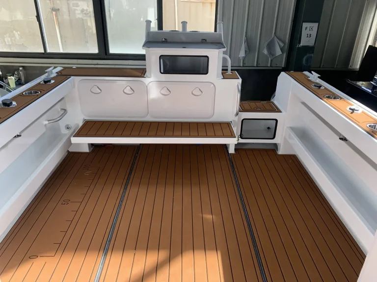 Rear cockpit with teak look floor and transom door