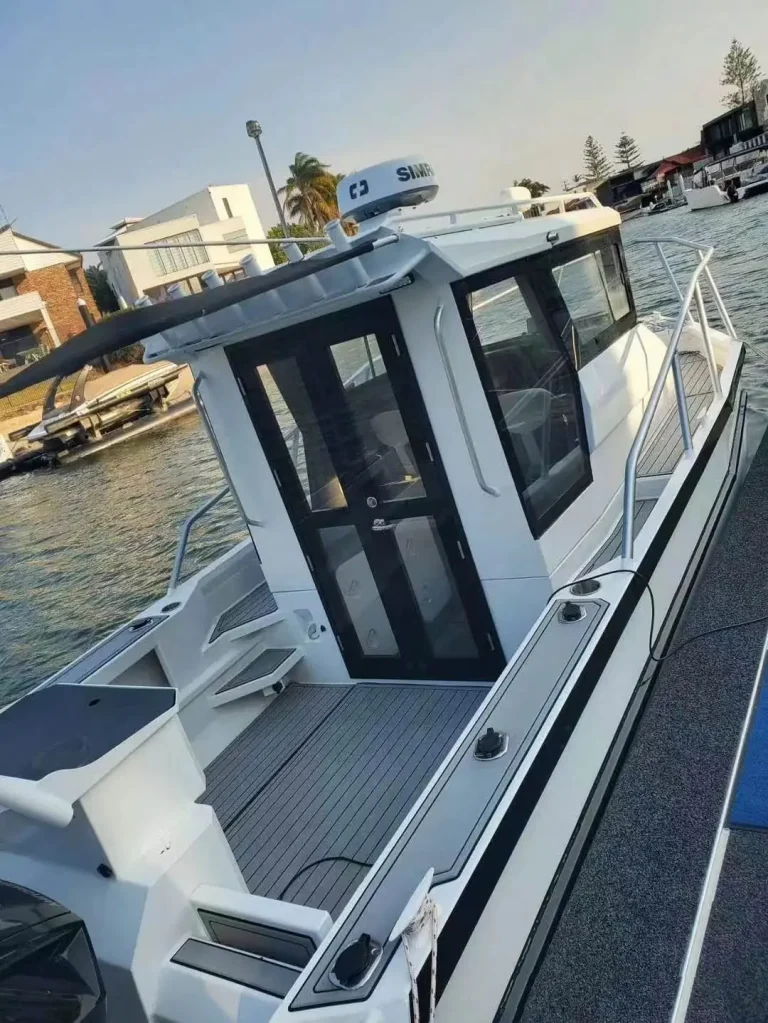 Rear deck and cabin door of a plate aluminium cruiser