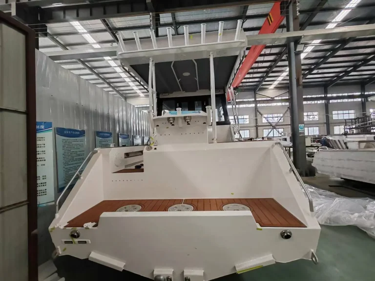 Rear deck and transom door in bare aluminium