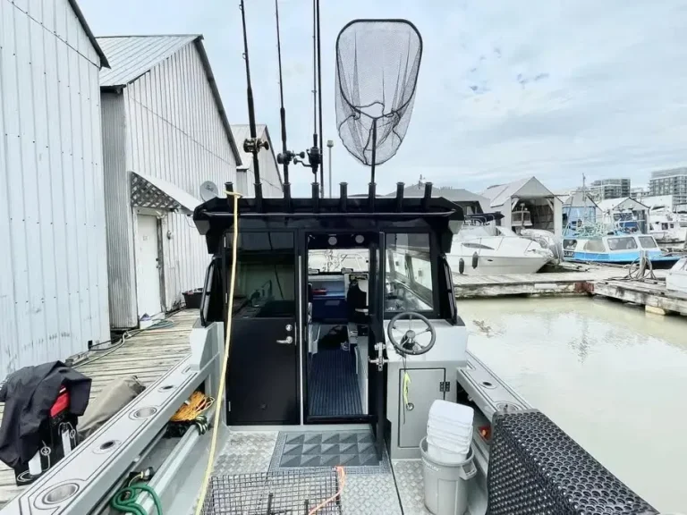 Rear deck with landing net and transom door