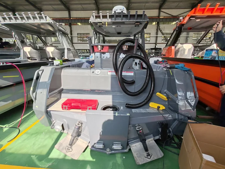 Rigging and deck fit out on a plate aluminium boat