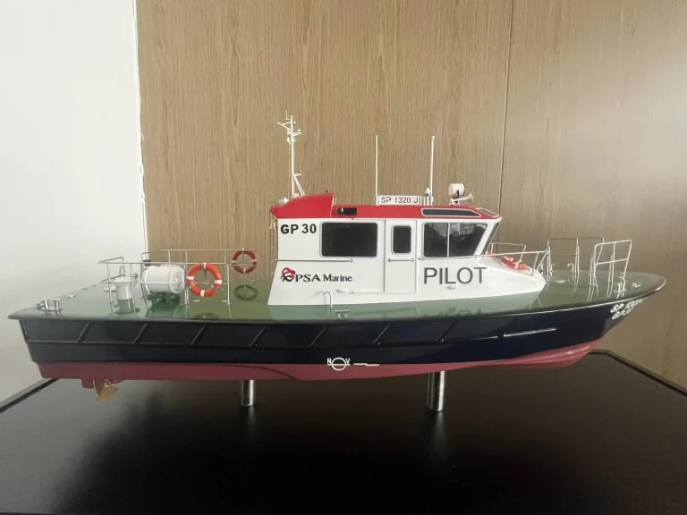 Scale model of a plate aluminium pilot boat