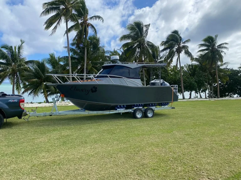 Side view of a centre console on a trailer in the tropics