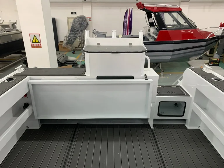 Transom bait station and live well on the rear deck