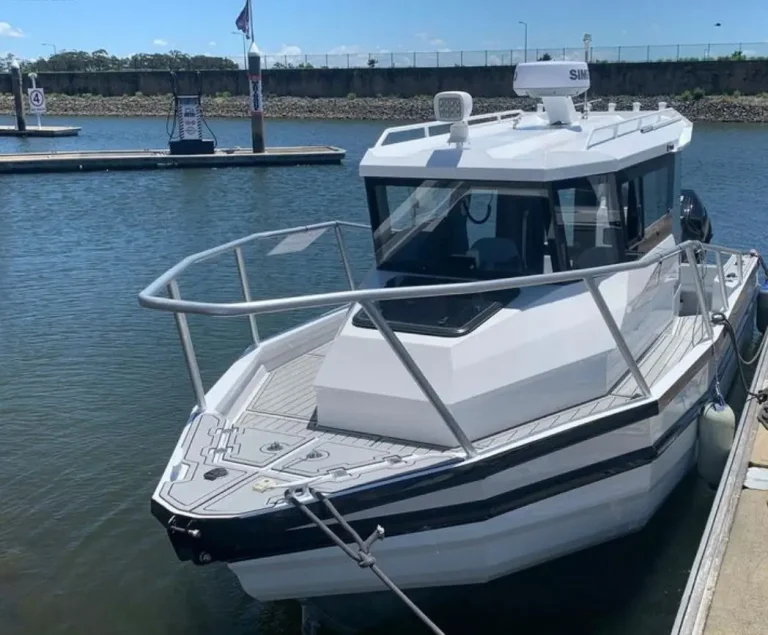 White plate aluminium bow rider on the water